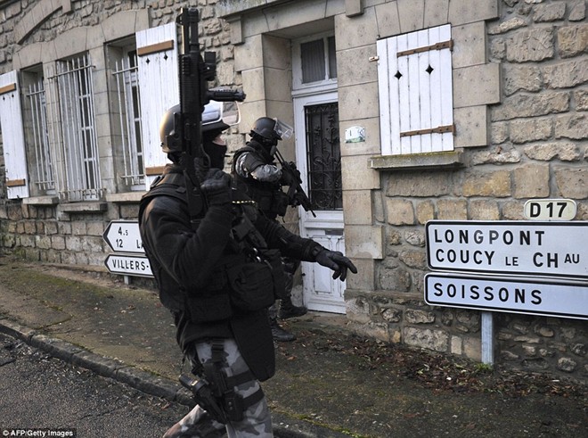 Lực lượng cảnh sát đặc nhiệm của Pháp GIPN đang truy lùng hai nghi phạm tại vùng Corcy, miền bắc nước Pháp.