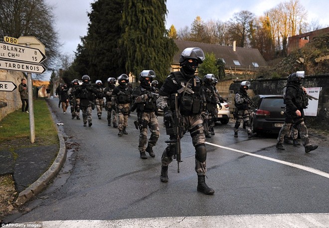 Cảnh sát pháp đang khoanh vùng một khu rừng ở phía bắc nước Pháp, nơi nhà chức trách cho rằng nghi phạm đang ẩn náu.
