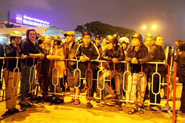 Có không ít người đã chờ ở sân bay nhiều đêm, chỉ để cầu mong ông Nguyễn Bá Thanh mau khỏe lại.