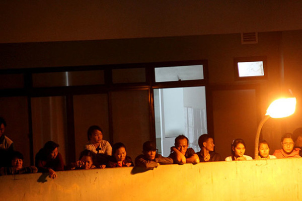 Người dân tại bệnh viện tập trung ở các hành lang chờ đón ông Nguyễn Bá Thanh