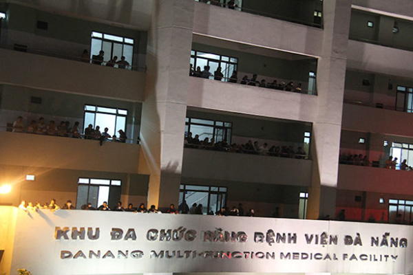 Hàng trăm bệnh nhân điều trị tại Bệnh viện đa khoa Đà Nẵng ra hành lang đứng đón ông Nguyễn Bá Thanh