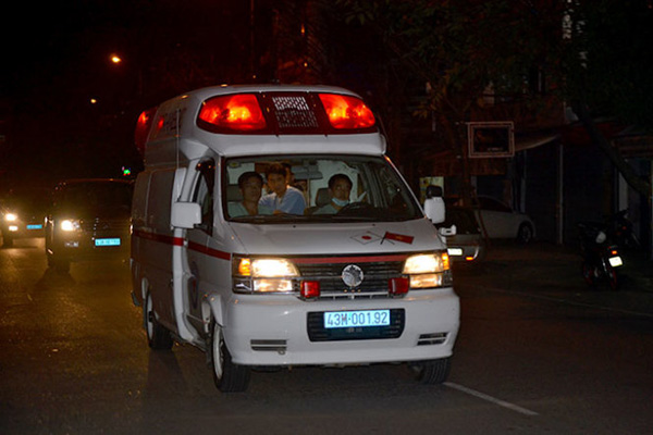 Xe cứu thương chở ông Nguyễn Bá Thanh trên đường chạy về Bệnh viện đa khoa Đà Nẵng