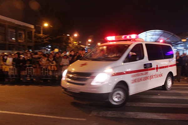 Ngay sau đó, một xe cứu thương đã chạy qua cửa an ninh dành cho chuyên cơ để vào sâu bên trong sân bay Đà Nẵng.