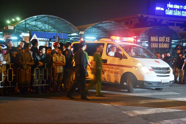 Người dân vây kín cổng số 2 nên xe cứu thương phải chạy qua cổng số 3 để đưa ông Thanh về bệnh viện.