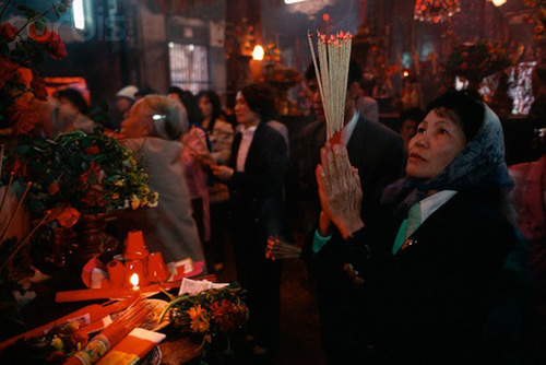 Một người dân đi lễ đầu năm tại Đền Quán Thánh, Tây Hồ, Hà Nội.