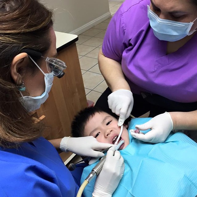 Băng kiều khoe con trai út đi kiểm tra răng định kì.