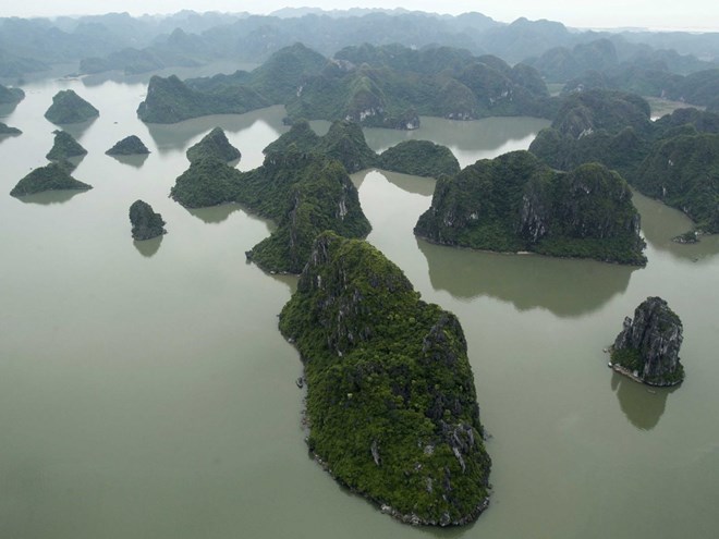 Hình ảnh của Vịnh Hạ Long ở Việt Nam được chụp từ một thủy phi cơ vào tháng Chín năm 2014. Vịnh có hơn 2000 hòn đảo lớn nhỏ. Tên gọi Vịnh Hạ Long có nghĩa là “nơi Rồng xuống biển”.