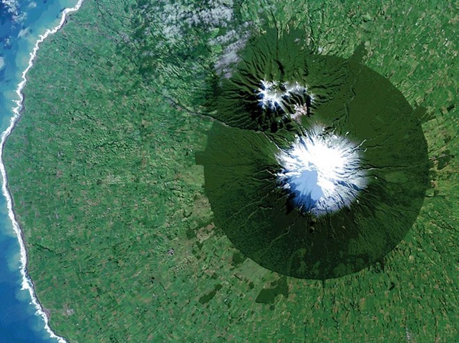 Vẻ đẹp hùng vĩ của Vườn quốc gia Egmont ở New Zealand, với hình ảnh núi Taranaki ở trung tâm.