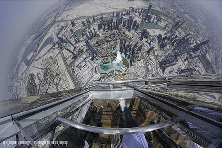 Nhìn từ tòa nhà cao nhất thế giới cho phép du khách được chiêm ngưỡng cảnh vật ngoạn mục ở thành phố Dubai.