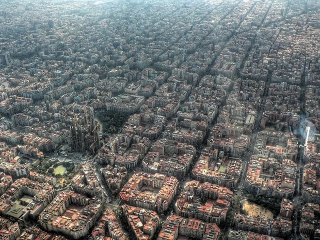 Nhìn từ trên cao, thủ đô Barcelona của Tây Ban Nha trông giống như một thành phố trong phim khoa học giả tưởng.