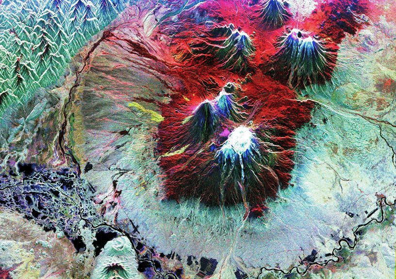 Chóp ngọn núi lửa Klyuchevskaya Sopka (Nga) là một hố băng khi chưa phun trào.
