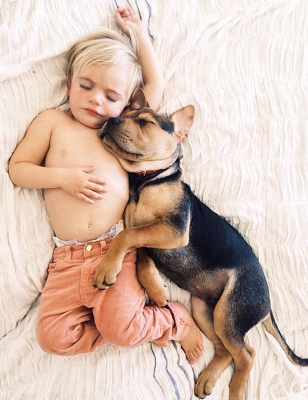 Hàng ngày, mẹ bé Beau vẫn cập nhật những hình ảnh hết sức đáng yêu của con trai cùng chú chó cưng. Jessica Shyba cho biết: 'Hai đứa trẻ dường như ngày càng gần gũi, thân thiết nhau hơn khi chúng lớn lên'.