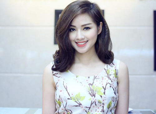 Khi mới vào Sài Gòn, cô làm người mẫu ảnh, đại diện game online cho một số công ty.