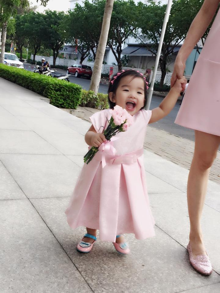 Xuân Lan và con gái cùng diện váy sắc hồng ngọt ngào.
