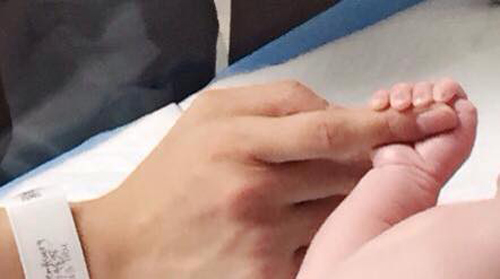 Bạn trai Hoa hậu Diễm Hương hạnh phúc khoe ảnh bàn tay bé xíu của con trai nắm lấy ngón tay mình.