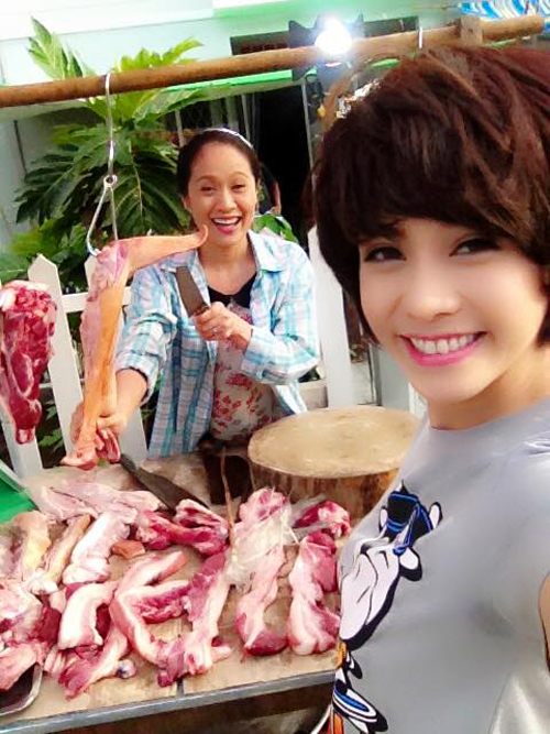 Ca sĩ Nhật Kim Anh và diễn viên Thanh Thúy hào hứng với vai trò mới: 'Em đổi nghề bán cá, còn chị Thuý đổi nghề bán thịt heo'.