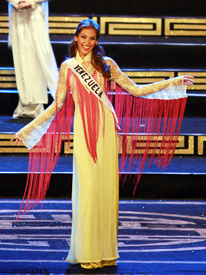 Hoa hậu Hoàn vũ 2008 Dayana Mendoza tràn đầy năng lượng và rạng rời với áo dài Việt Nam.