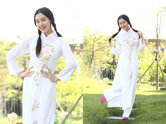 Mĩ nhân Kim Ye Won như 1 nữ sinh cấp 3 tinh nghịch khi khoác lên mình áo dài trắng và tết đôi bím tóc.