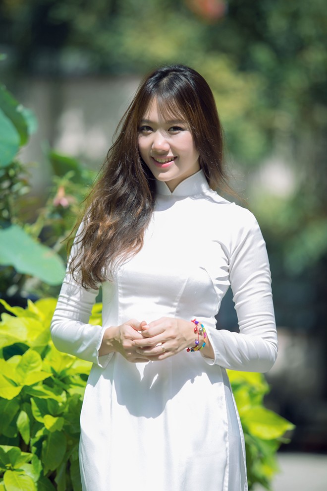 Hari Won, ngôi sao người Hàn thành danh trong showbiz Việt như một cô gái Việt thực thụ khi mặc áo dài.