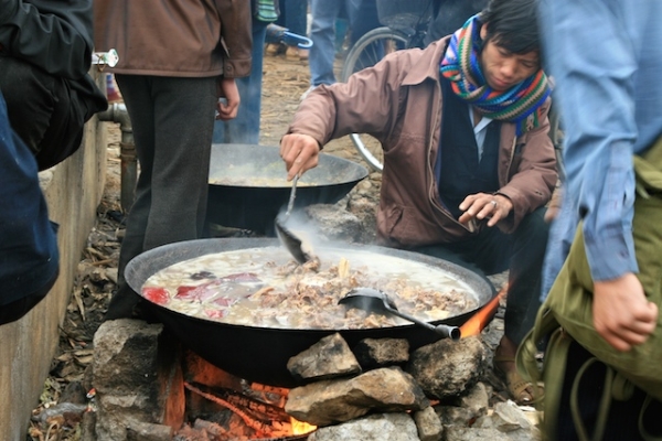 Thắng cố là một đặc sản ẩm thực Sapa. Đây là món ăn khiến người dân nơi thị trấn vùng cao tự hào chẳng kém người Hà Nội trân trọng các món phở.