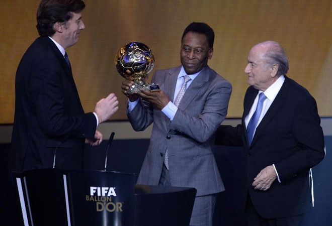 Chủ tịch FIFA Sepp Blatter trao Quả bóng Vàng danh dự cho Vua Pele.