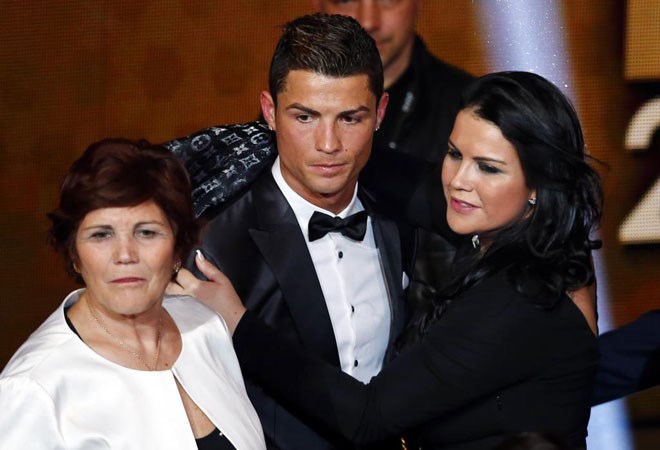 Cristiano Ronaldo chia sẻ vinh quang cùng mẹ và chị gái.