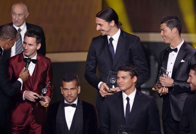 Cựu danh thủ Ruud Gullit phỏng vấn Messi ở lễ trao giải Đội hình của năm.
