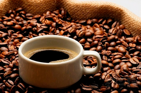 Cà phê - nếu bạn đưa vào cơ thể hơn 600 đến 900mg caffeine mỗi ngày thì bạn có thể gặp phải những triệu chứng như mất ngủ, bồn chồn, loạn nhịp tim, rung cơ, bất ổn và nhức đầu.