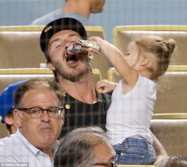 Trong các lần dự khán trước đây của 2 cha con, Beckham cũng không thể tập trung được khi liên tục bị Harper 'quấy rối'.