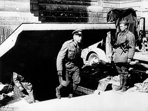 Tướng Weidling, người chỉ huy lực lượng phòng thủ của Đức Quốc xã ở Berlin những ngày cuối cùng Thế chiến II, bước lên từ dưới khu hầm ngầm.
