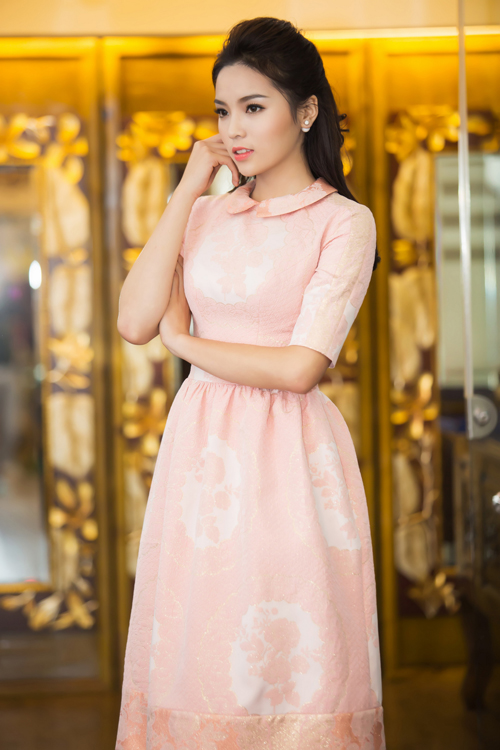 Có ngày, Hoa hậu Việt Nam 2014 không còn thời gian để nghỉ ngơi vì chạy show trả lời phỏng vấn.