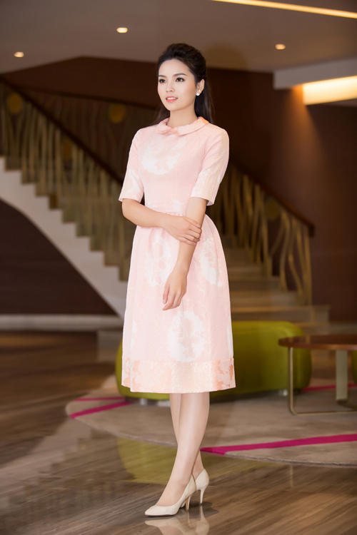 Tân Hoa hậu đã nhờ nhà thiết kế Xuân Lê may riêng cho mình những bộ trang phục thanh lịch, phù hợp với vóc dáng và tính chất những hoạt động cô tham gia.