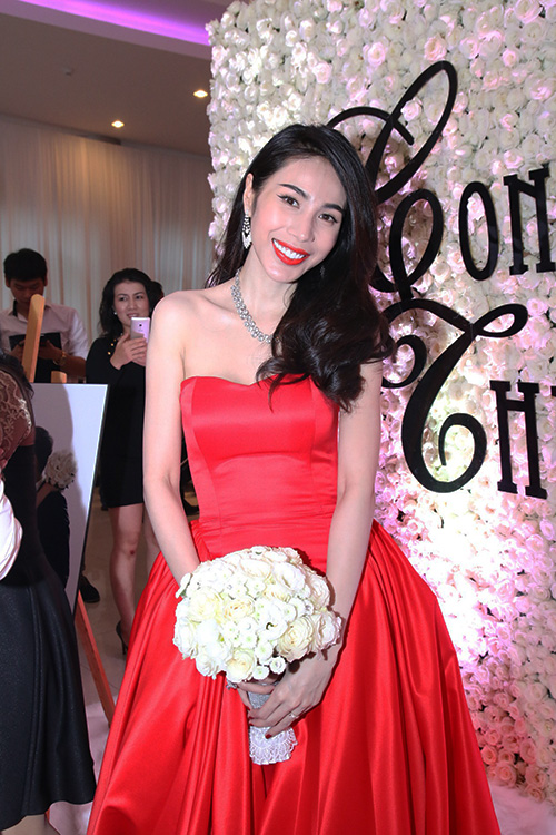 Chiếc váy đỏ công chúa mà Thủy Tiên mặc trong đám cưới cũng mang dáng tối giản như thế.