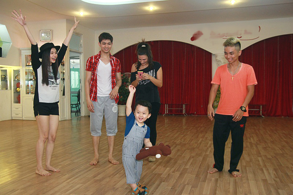 Trương Quỳnh Anh đưa con đến cổ vũ Tim tập luyện trong chương trình Bước nhảy hoàn vũ.