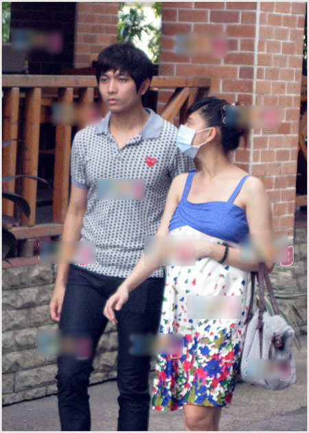 Trong hình, Tim đưa Trương Quỳnh Anh đang mang bầu đi mua đồ sơ sinh.