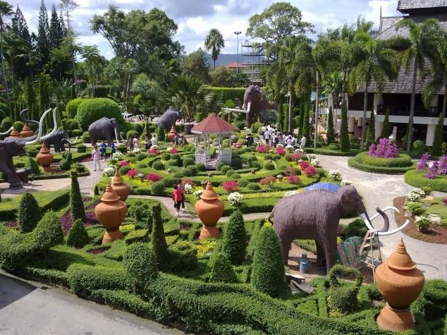 Nong Nooch là công viên nhân tạo do tư nhân xây dựng nằm cách thành phố biển Pattaya, tỉnh Chonburi, phía đông Bangkok gần 20 km. Đây là một công viên thực vật nhiệt đới lớn của Đông Nam Á và đã trở thành điểm du lịch Thái Lan hấp dẫn từ năm 1980 đến nay.