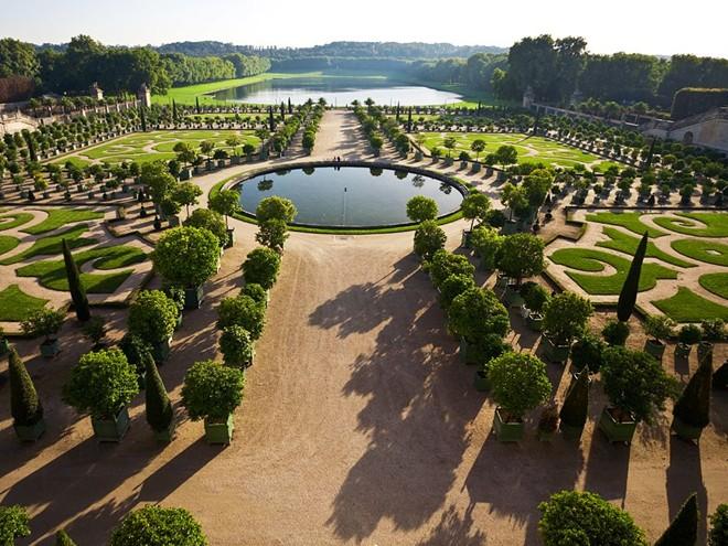 Khu vườn tại lâu đài Versailles, Pháp rộng tới 800ha và để có thể đi thăm hết các điểm chính trong một ngày, người ta thường phải sử dụng xe thay vì đi bộ.