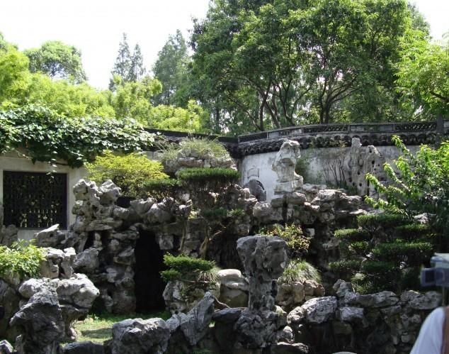 Dự Viên hay vườn Yuyuan (Trung Quốc) là khu vườn và nhà cổ êm đềm tĩnh lặng giữa thành phố Thượng Hải ồn ào và náo nhiệt được xây từ thời nhà Minh.