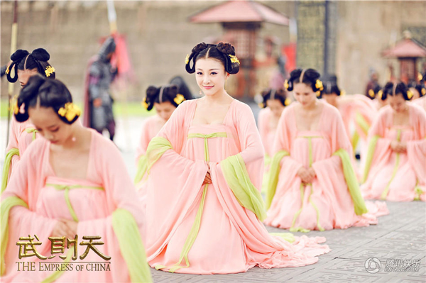 Trong phim, Từ Hiền Phi (Từ Huệ) vào cung cùng đợt với Võ Mỵ Nương và nhanh chóng trở thành chị em thân thiết.