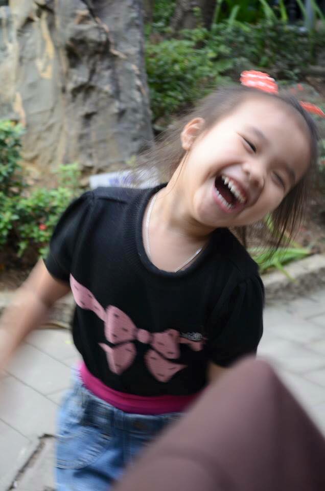 Nụ cười 'thiên thần' của cô bé khiến nhiều người ngây ngất.