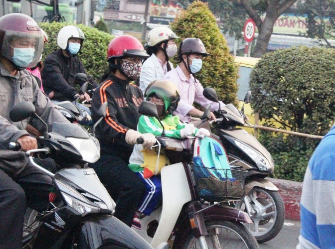 Đa số chị em phụ nữ chạy xe trên đường đến cơ quan đều quấn khăn len, bao tay len.