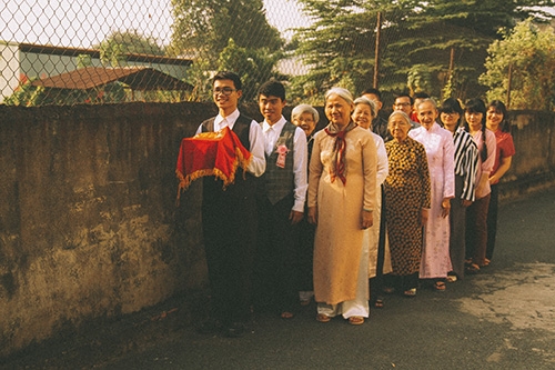 Bộ ảnh Cưới sum vầy, được nhiếp ảnh Nguyễn Trúc Lâm và nhóm Bếp sẻ chia thực hiện đã trở thành món quà tinh thần ý nghĩa với những cụ bà đang sống tại Mái ấm Thiên Ân (quận Thủ Đức) dịp cuối năm.