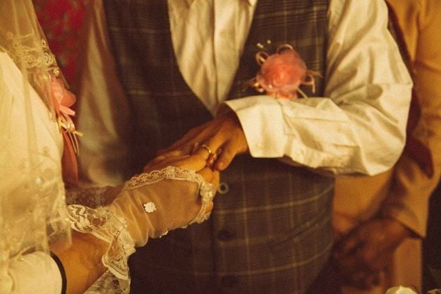 Đám cưới thập niên 80 có phong cách rực rỡ và đậm chất hoài cổ. Xem những hình ảnh liên quan để dựng lại cảm giác thoải mái và sung túc của những năm tháng đó.