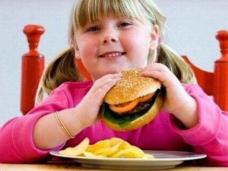 Không để trẻ quá đói khiến trẻ ăn nhiều hơn vào bữa ăn sau, có thể cho trẻ ăn làm nhiều bữa mỗi bữa ăn một số lượng vừa phải.