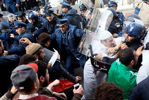 Người biểu tình đụng độ với cảnh sát ở Angiers, thủ đô Algeria.