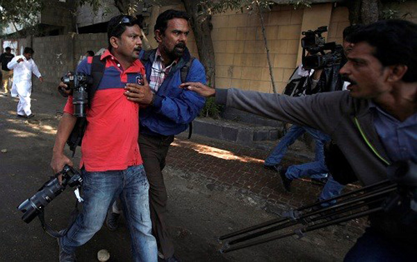 Ông Asif Hassan, phóng viên ảnh của AFP đang được đưa đến bệnh viện sau khi bị trúng đạn vào ngực trong cuộc đụng độ xảy ra ở Karachi, Pakistan
