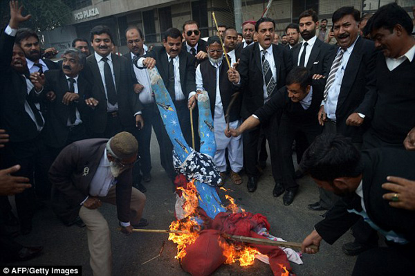 Tại Pakistan, nhiều người đã đốt hình nộm của Tồng thống Pháp Francois Hollande nhằm phản đối những phát biểu của ông được xem là xúc phạm đến tôn giáo của họ.
