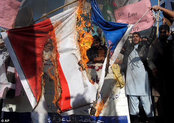 Cờ của nước Pháp bị đốt cháy ở phía tây bắc thành phố Peshawar và trung tâm Multan. Các cuộc biểu tình cũng diễn ra tại thủ đô Islamabad và thành phố Lahore.