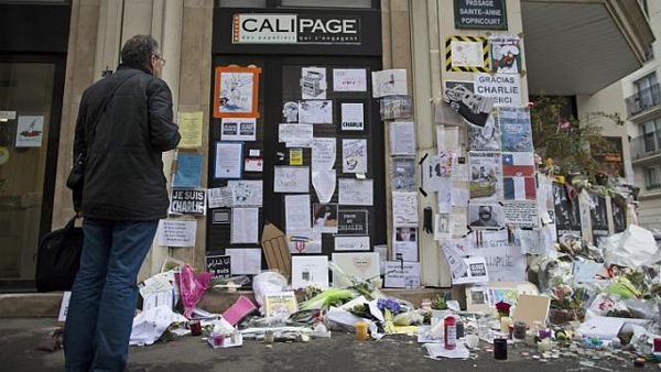 Người dân Pháp đặt hoa cạnh tòa soạn Charlie Hebdo tại Paris.