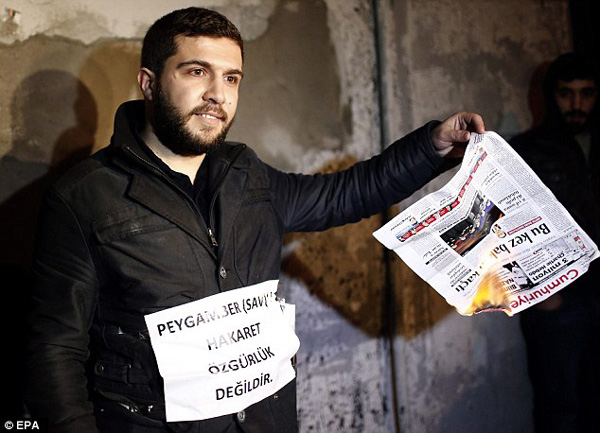 Người biểu tình đốt ấn phẩn của tạp chí châm biếm Charlie Hebdo.